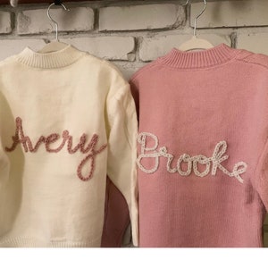 Hand bestickt Baby und Kleinkind PulloverIndividueller NameKabel StrickjackeBaby Shower GeschenkBabys NamePersonalisiertBaby NameKleinkind Name Bild 1