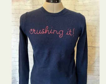 Handbestickter Damen Pullover mit Rundhalsausschnitt|Crushing It!|100% Kaschmir|Klassisch geschnittener Pullover