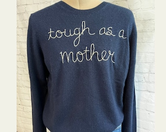 Handbestickter Damen Rundhalspullover|Tough as a Mother|100% Kaschmir|Klassisch geschnittener Pullover