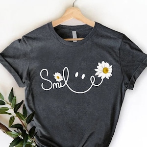 Daisy Smile Face Shirt,Daisy Flower Smile Tshirt, Summer Women Gift Tee,Daisy Women's T shirt, Floral Gift For Women,Mom Trendy Flower Shirt