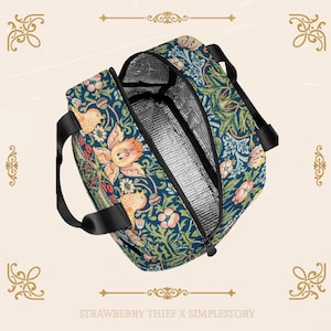 Peut inclure: Un sac isotherme de d&eacute;jeuner &agrave; motif floral bleu et vert avec une fermeture &agrave; glissi&egrave;re et une poign&eacute;e noire. Le sac est ouvert et l'int&eacute;rieur est doubl&eacute; de papier d'aluminium argent&eacute;. Le sac porte l'inscription "STRAWBERRY THIEF X SIMPLESTORY" imprim&eacute;e en bas.