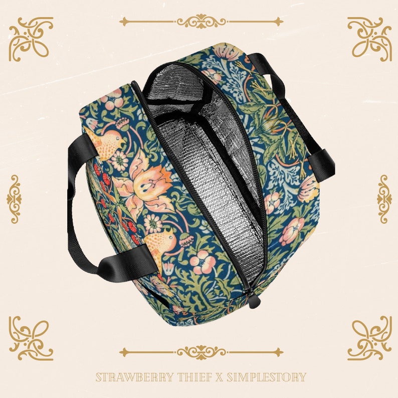 Peut inclure: Un sac isotherme de d&eacute;jeuner &agrave; motif floral bleu et vert avec une fermeture &agrave; glissi&egrave;re et une poign&eacute;e noire. Le sac est ouvert et l'int&eacute;rieur est doubl&eacute; de papier d'aluminium argent&eacute;. Le sac porte l'inscription "STRAWBERRY THIEF X SIMPLESTORY" imprim&eacute;e en bas.
