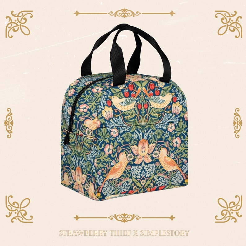 Peut inclure: Un sac &agrave; d&eacute;jeuner bleu et vert avec un motif floral repr&eacute;sentant des oiseaux et des fraises. Le sac a une poign&eacute;e noire et une fermeture &agrave; glissi&egrave;re. Le texte "STRAWBERRY THIEF X SIMPLESTORY" est imprim&eacute; en bas de l'image.
