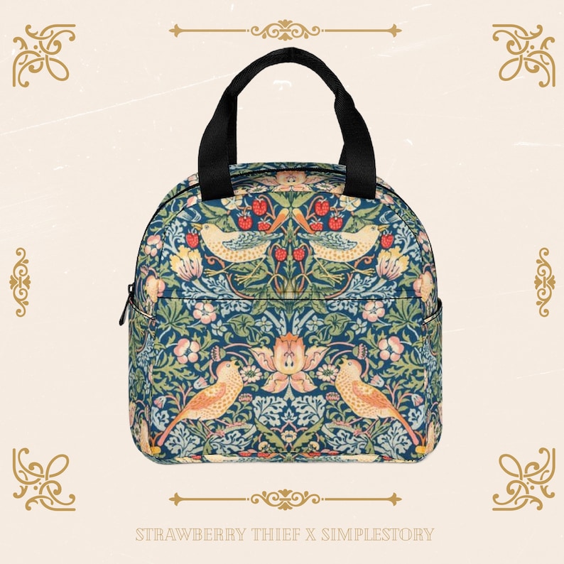 Peut inclure: Un sac isotherme de d&eacute;jeuner bleu et vert avec un motif floral repr&eacute;sentant des oiseaux et des fraises. Le sac a une poign&eacute;e noire et une fermeture &agrave; glissi&egrave;re. Le texte "STRAWBERRY THIEF X SIMPLESTORY" est imprim&eacute; en bas de l'image.