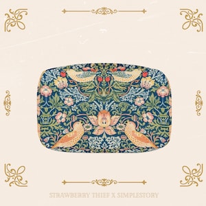 Peut inclure: Un plateau rectangulaire bleu et vert avec un motif floral et deux oiseaux. Le motif comprend des fleurs roses, jaunes et rouges. Le plateau a un bord arrondi.