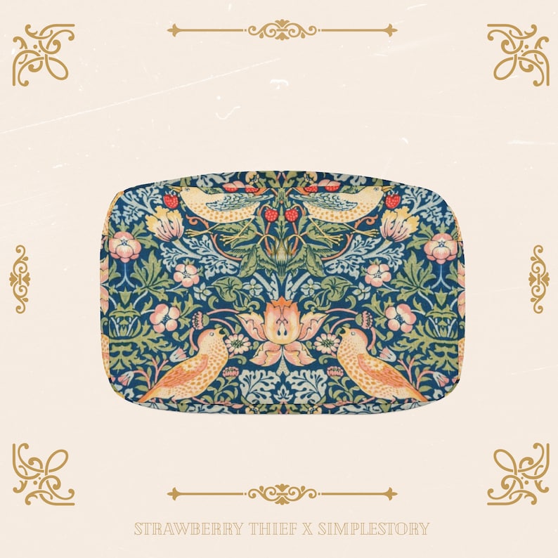 Peut inclure: Un plateau rectangulaire bleu et vert avec un motif floral et deux oiseaux. Le motif comprend des fleurs roses, jaunes et rouges. Le plateau a un bord arrondi.
