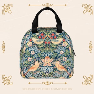 Peut inclure: Un sac &agrave; d&eacute;jeuner isotherme bleu et vert avec un motif floral repr&eacute;sentant des oiseaux et des fraises. Le sac a une poign&eacute;e noire et une fermeture &eacute;clair. Le texte "STRAWBERRY THIEF X SIMPLESTORY" est imprim&eacute; en bas de l'image.
