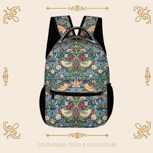 Op de afbeelding: Een rugzak met een bloemen- en vogelpatroon in blauw, groen en roze tinten. De rugzak heeft zwarte banden en een zwart ritsvak. De tekst "STRAWBERRY THIEF X SIMPLESTORY" staat onderaan.
