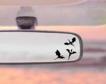 Sticker voiture petit dragon : cadeau lecteur de fantaisie livresque