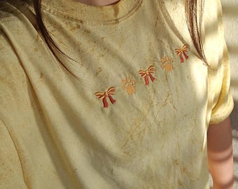 Camiseta bordada con patas y lazos, camiseta teñida para amantes de los perros, camiseta con patas, camiseta con lazo, regalo para mamá perruna, camiseta para mamá gata, linda camiseta con patas, camiseta amarilla estilo vintage