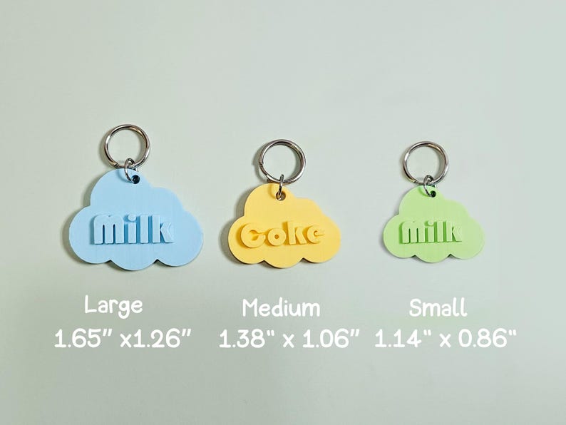 Pu&ograve; includere: Tre portachiavi a forma di nuvola in blu, giallo e verde, ciascuno con un anello d'argento. Il portachiavi blu dice "milk", quello giallo dice "coke" e quello verde dice "milk". Le dimensioni sono 4,19 cm x 3,20 cm, 3,51 cm x 2,69 cm e 2,89 cm x 2,18 cm.