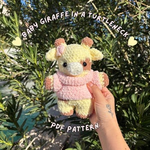 Babygiraff i virkmönster med polotröja