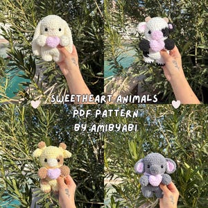 Puede incluir: Cuatro animales de peluche de ganchillo: un conejito, una vaca, una jirafa y un elefante. Cada animal sostiene un corazón. El texto "SWEETHEART ANIMALS PDF PATTERN BY AMIBYABI" se muestra en la imagen.