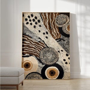 K&ouml;nnte beinhalten: Abstrakter Kunstdruck in einem goldenen Rahmen. Das Kunstwerk zeigt ein Muster aus Punkten, Linien und Kreisen in Braun-, Schwarz- und Cremet&ouml;nen. Das Design hat ein strukturiertes Aussehen und schafft ein visuell ansprechendes St&uuml;ck.