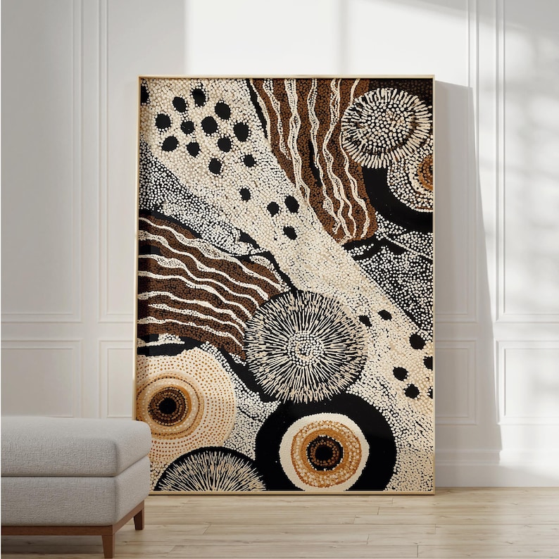 K&ouml;nnte beinhalten: Abstrakter Kunstdruck in einem goldenen Rahmen. Das Kunstwerk zeigt ein Muster aus Punkten, Linien und Kreisen in Braun-, Schwarz- und Cremet&ouml;nen. Das Design hat ein strukturiertes Aussehen und schafft ein visuell ansprechendes St&uuml;ck.