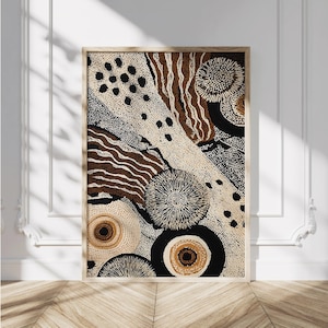 K&ouml;nnte beinhalten: Abstrakter Kunstdruck in einem Holzrahmen. Das Kunstwerk zeigt ein Muster aus Punkten, Linien und Kreisen in Braun-, Schwarz- und Cremet&ouml;nen. Das Design hat ein strukturiertes Aussehen mit einer Mischung aus organischen und geometrischen Formen.