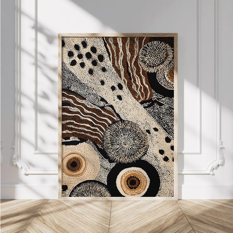 K&ouml;nnte beinhalten: Abstrakter Kunstdruck in einem Holzrahmen. Das Kunstwerk zeigt ein Muster aus Punkten, Linien und Kreisen in Braun-, Schwarz- und Cremet&ouml;nen. Das Design hat ein strukturiertes Aussehen mit einer Mischung aus organischen und geometrischen Formen.