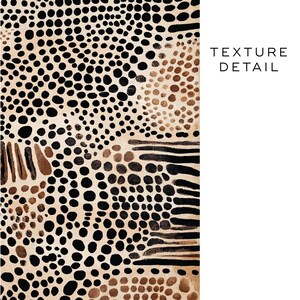 K&ouml;nnte beinhalten: Ein beigefarbener Stoff mit einem abstrakten Muster aus schwarzen und braunen Punkten und Linien. Der Stoff hat eine strukturierte Oberfl&auml;che. "TEXTURE DETAIL" steht in schwarzer Schrift auf wei&szlig;em Hintergrund.