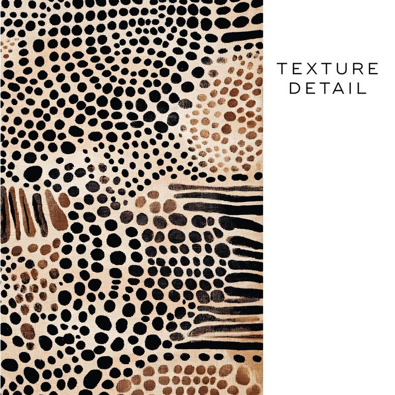 K&ouml;nnte beinhalten: Ein beigefarbener Stoff mit einem abstrakten Muster aus schwarzen und braunen Punkten und Linien. Der Stoff hat eine strukturierte Oberfl&auml;che. "TEXTURE DETAIL" steht in schwarzer Schrift auf wei&szlig;em Hintergrund.