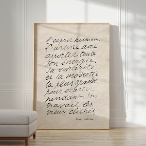Pode incluir: Uma imagem em preto e branco de texto escrito à mão sobre um fundo bege. O texto diz: "l'esprit humain. L'artiste doit apporter toute son énergie. Sa sincérité es la modestie la plus grande pour écarter pendant-son travail les vieux clichés Hemsi-matille"