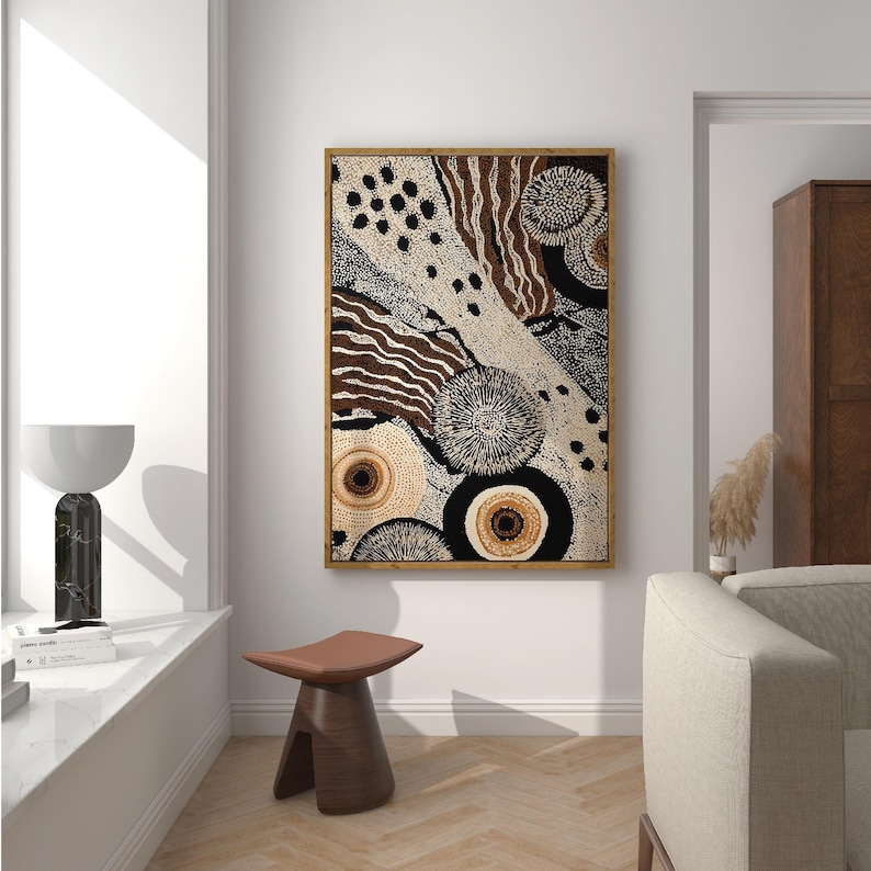 K&ouml;nnte beinhalten: Abstrakter Kunstdruck in einem Holzrahmen. Das Kunstwerk zeigt eine Mischung aus beige, braunen und schwarzen Mustern, darunter Punkte, Linien und kreisf&ouml;rmige Formen. Das St&uuml;ck wird in einem hellen Raum mit moderner &Auml;sthetik ausgestellt.