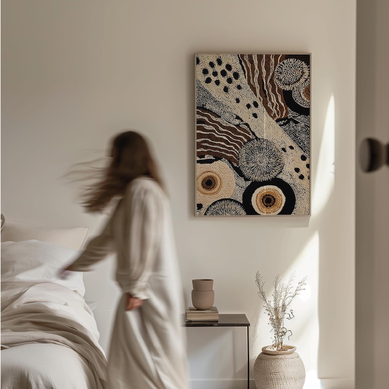 K&ouml;nnte beinhalten: Abstrakte Wandkunst mit einem beige-, braun- und schwarzen Muster. Das Kunstwerk weist kreisf&ouml;rmige und lineare Designs auf, die ein strukturiertes Aussehen erzeugen. Das gerahmte St&uuml;ck wird an einer wei&szlig;en Wand ausgestellt und verleiht dem Raum einen Hauch von moderner Dekoration.