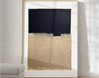 Pode incluir: Impressão de arte abstrata com um retângulo azul escuro sobre o qual se encontra um retângulo de juta bege texturizado. A impressão é emoldurada com uma moldura dourada fina.