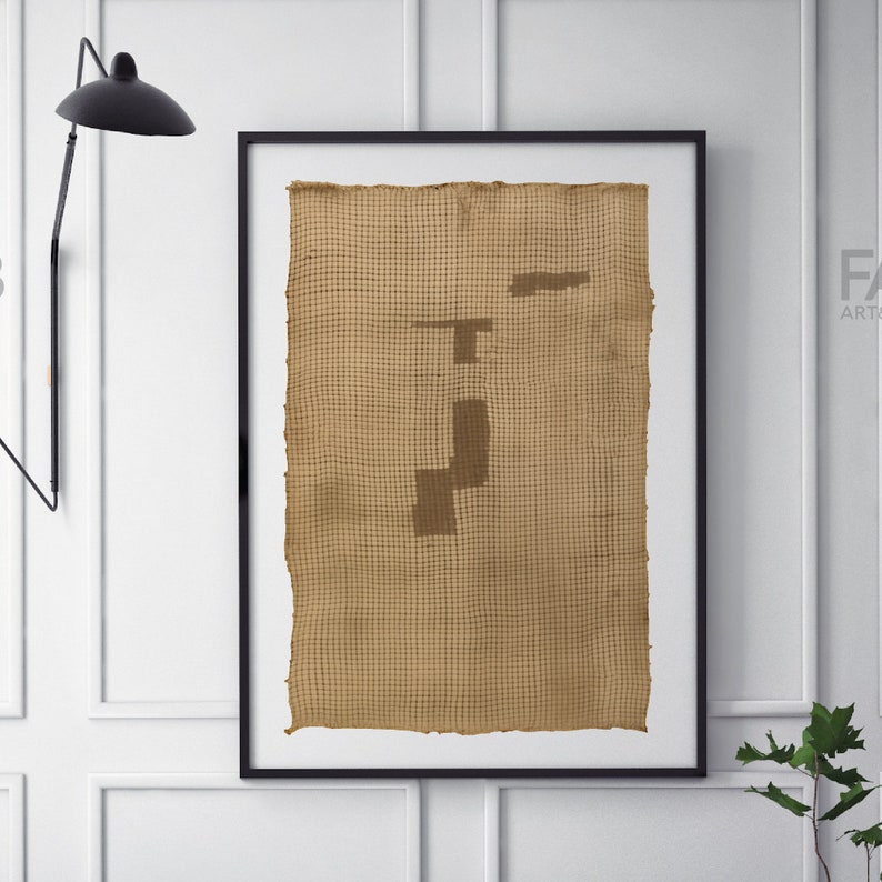 K&ouml;nnte beinhalten: Ein gerahmter abstrakter Kunstdruck mit einer braunen gewebten Textur und einem geometrischen Design in einem dunkleren Braunton.