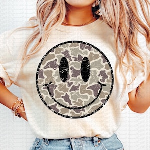 Camo Smiley Gesicht PNG Jäger Frau PNG Saisonale Witwe PNG Ente Jagd Saison Smiley Distressed Camo Smiley Shirt Sublimation Design f