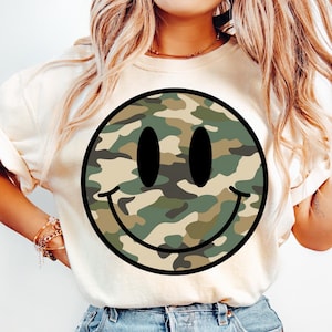 Cara sonriente de camuflaje PNG Esposa de cazador PNG Viuda de temporada PNG Cara sonriente de temporada de caza de patos Diseño de sublimación de camiseta con cara sonriente de camuflaje apenado
