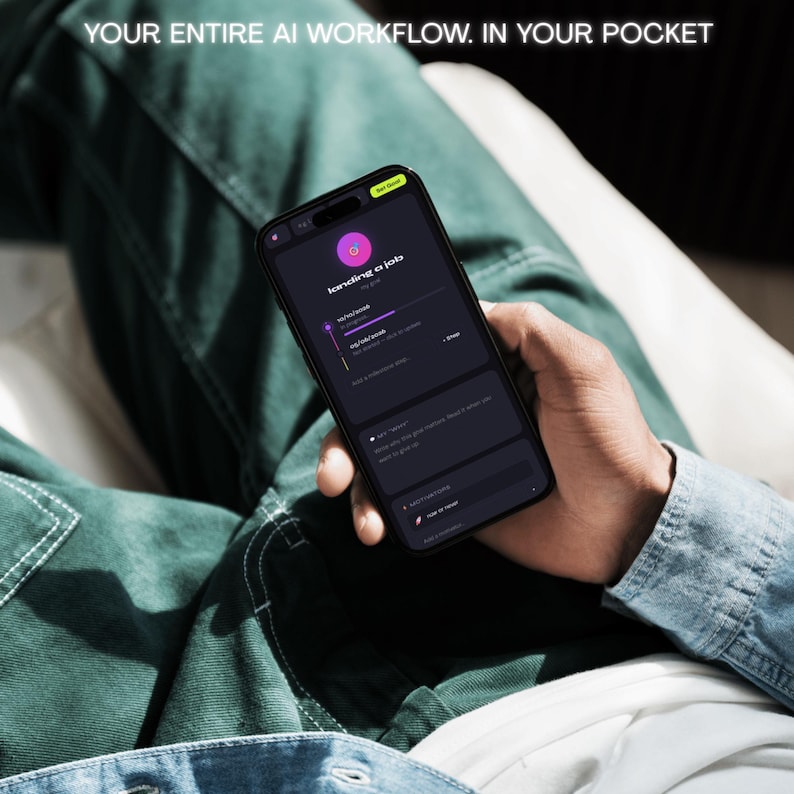 Puede incluir: Un tel&eacute;fono inteligente negro que muestra una interfaz de aplicaci&oacute;n con el texto "landing a job". El tel&eacute;fono se sostiene en la mano de una persona, con la pantalla mostrando una barra de progreso y otras funciones de la aplicaci&oacute;n. El texto "YOUR ENTIRE AI WORKFLOW. IN YOUR POCKET" est&aacute; en la parte superior.