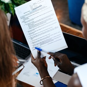 以下が含まれることがあります： 2 人の人が、医療機器の使用方法に関する文書を確認しています。文書には、「手を優しくお腹に置く」「もう一方の手で押し棒を押す」など、手順が記載されています。