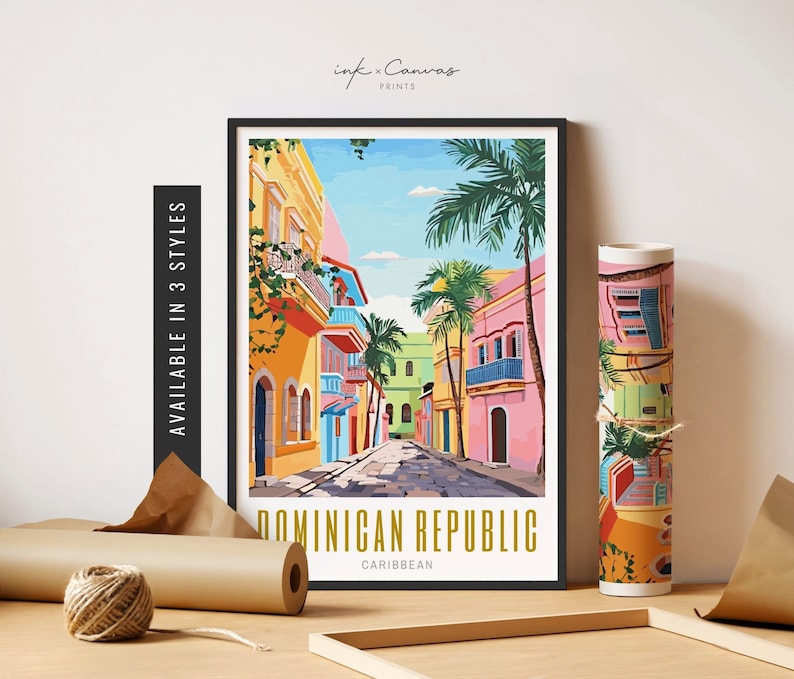 K&ouml;nnte beinhalten: Eine farbenfrohe Illustration einer Stra&szlig;enszene in der Dominikanischen Republik. Das Bild zeigt farbenfrohe Geb&auml;ude, Palmen und eine Kopfsteinpflasterstra&szlig;e. Der Text "DOMINIKANISCHE REPUBLIK" und "KARIBIK" wird am unteren Rand des Bildes angezeigt.