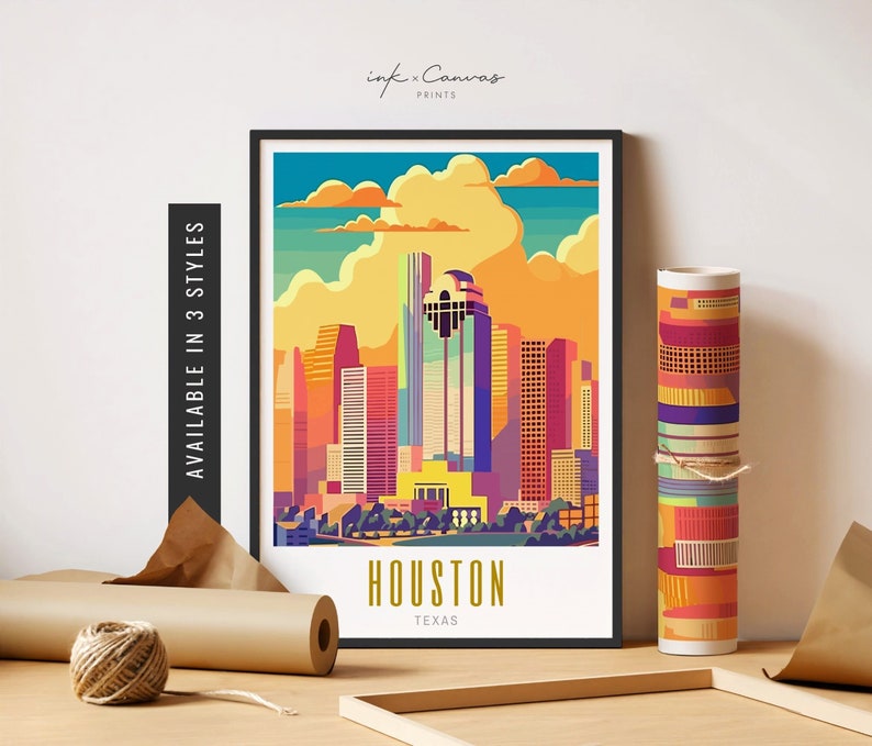 K&ouml;nnte beinhalten: Eine farbenfrohe Illustration der Skyline von Houston mit dem Text "HOUSTON TEXAS" am unteren Rand. Die Illustration zeigt hohe Geb&auml;ude in Orange-, Gelb-, Rosa-, Blau- und Gr&uuml;nt&ouml;nen vor einem blauen Himmel mit wei&szlig;en Wolken.