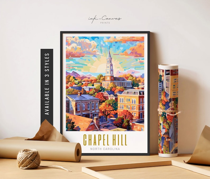 Peut inclure: Une illustration color&eacute;e de Chapel Hill, en Caroline du Nord, dans le style peinture par num&eacute;ros. L'image repr&eacute;sente un clocher d'&eacute;glise, des b&acirc;timents et des arbres dans une palette de couleurs d'automne. Le texte "Chapel Hill, North Carolina" est imprim&eacute; sous l'image.