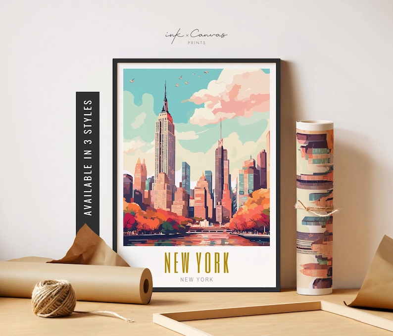 Puede incluir: Una ilustraci&oacute;n colorida del horizonte de la ciudad de Nueva York con el Empire State Building en el centro. La imagen est&aacute; enmarcada en negro y tiene el texto "NEW YORK" en letras doradas en la parte inferior.