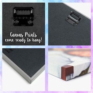 K&ouml;nnte beinhalten: Nahaufnahme eines Leinwanddrucks mit einer schwarzen Aufh&auml;ngevorrichtung auf der R&uuml;ckseite. Der Druck hat einen wei&szlig;en Rand und eine braune Ecke. Der Text "Canvas Prints come ready to hang!" ist im Bild sichtbar.