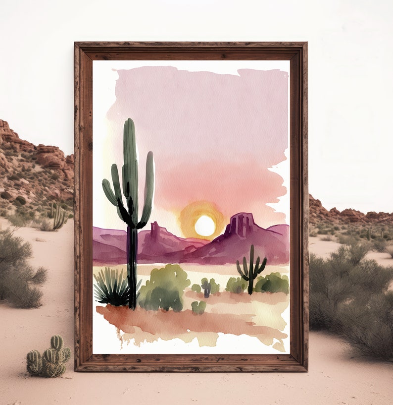 K&ouml;nnte beinhalten: Aquarellmalerei einer W&uuml;stenlandschaft mit einem gro&szlig;en Saguaro-Kaktus im Vordergrund, einer untergehenden Sonne im Hintergrund und violetten Bergen in der Ferne.