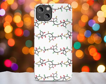 以下が含まれることがあります： カラフルなクリスマスライトのパターンが施された白いiPhoneケース。ライトは赤、緑、黄色です。