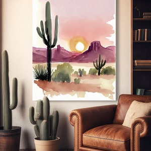 K&ouml;nnte beinhalten: Aquarellmalerei einer W&uuml;stenlandschaft mit zwei Saguaro-Kakteen, einer Bergkette und einer untergehenden Sonne. Der Himmel ist ein Farbverlauf von Rosa und Lila.