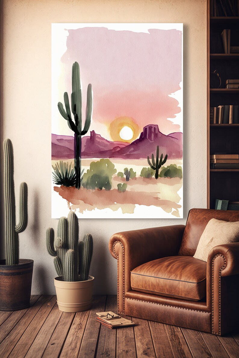 K&ouml;nnte beinhalten: Aquarellmalerei einer W&uuml;stenlandschaft mit zwei Saguaro-Kakteen, einer Bergkette und einer untergehenden Sonne. Der Himmel ist ein Farbverlauf von Rosa und Lila.