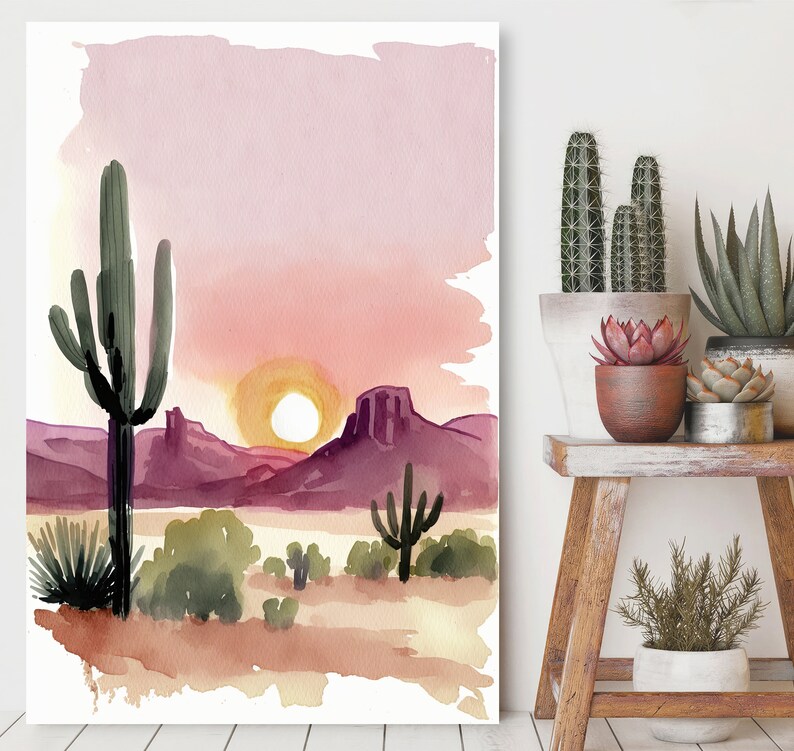 K&ouml;nnte beinhalten: Aquarellmalerei einer W&uuml;stenlandschaft mit untergehender Sonne, Bergen und Kakteen. Der Himmel ist in sanftem Rosa und Orange gehalten, die Berge sind tiefviolett. Die Kakteen sind gr&uuml;n und hoch, die Sonne leuchtet in hellem Gelb.