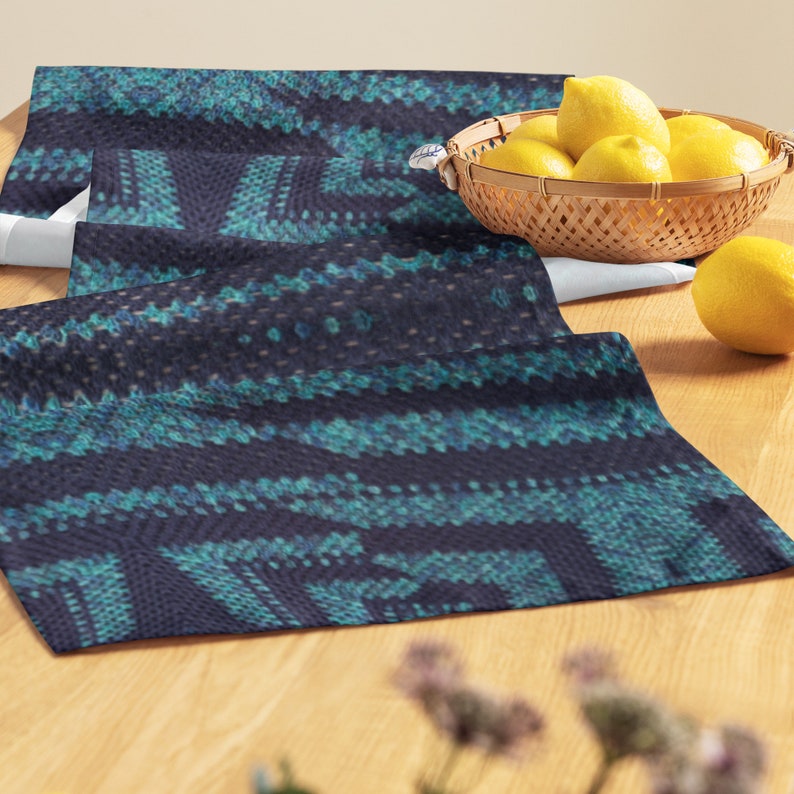 Puede incluir: Un camino de mesa con estampado azul marino y turquesa. El camino de mesa tiene una textura tejida o tejida con dise&ntilde;os horizontales y geom&eacute;tricos. Una cesta de limones est&aacute; en el fondo.