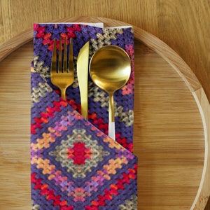 Dinner Napkins Set of 4, Multi Purple Crochet Design Triangle Patterns, Housewarming Gift Ideas, Practical Last Minute Tableware Gifts bild 6