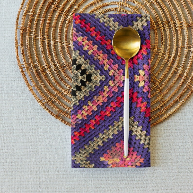 Dinner Napkins Set of 4, Multi Purple Crochet Design Triangle Patterns, Housewarming Gift Ideas, Practical Last Minute Tableware Gifts bild 4