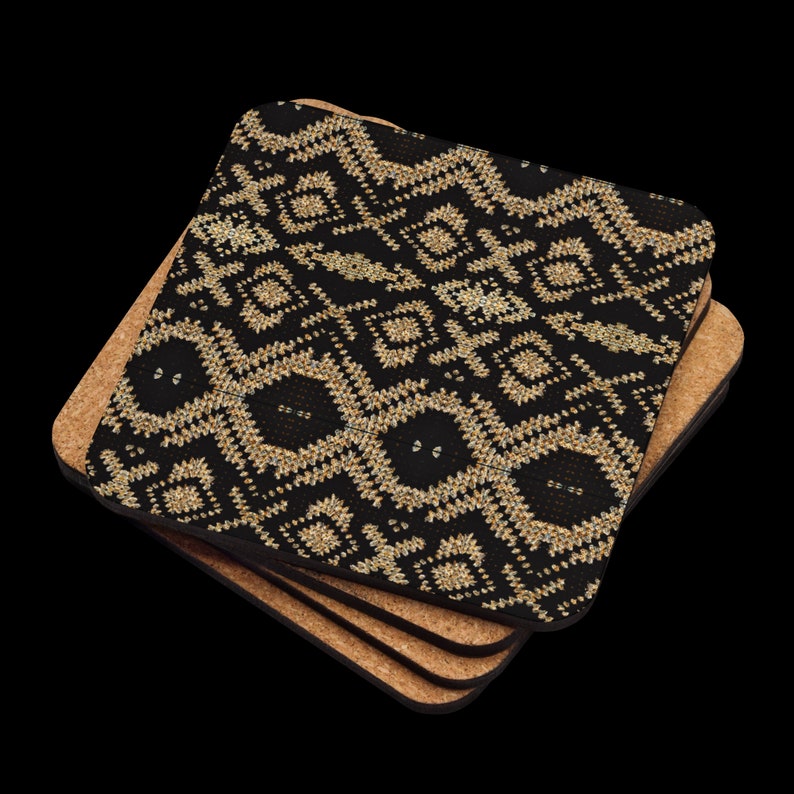 Puede incluir: Un conjunto de cuatro posavasos cuadrados. El posavasos superior presenta un patr&oacute;n geom&eacute;trico dorado repetido sobre un fondo negro. Los posavasos tienen una base de corcho y un borde negro.