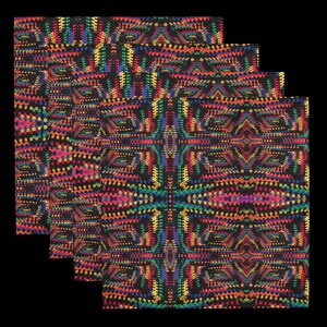 Op de afbeelding: Vier zwarte stoffen servetten met een levendig, herhalend patroon. Het ontwerp toont een caleidoscoop van kleuren, waaronder rood, geel, groen en blauw, waardoor een gestructureerd, geometrisch effect ontstaat. De servetten zijn in lagen gerangschikt.