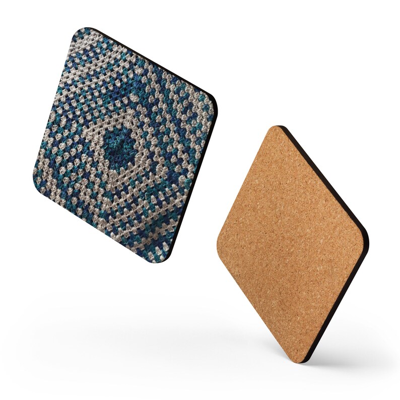 Op de afbeelding: Twee vierkante onderzetters met een zwarte rand. E&eacute;n onderzetter heeft een blauw, turquoise en wit gehaakt patroon. De andere onderzetter is gemaakt van kurk. Deze onderzetters zijn ontworpen om oppervlakken te beschermen tegen drankringen.