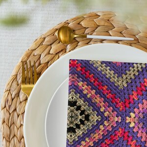 Dinner Napkins Set of 4, Multi Purple Crochet Design Triangle Patterns, Housewarming Gift Ideas, Practical Last Minute Tableware Gifts bild 8