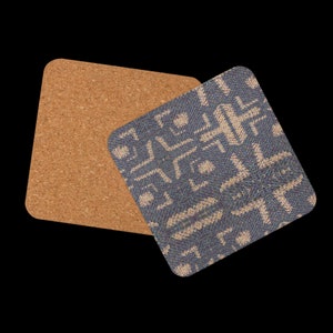 Puede incluir: Dos posavasos cuadrados. Uno es de corcho natural, el otro presenta un patr&oacute;n geom&eacute;trico azul y beige. Los posavasos est&aacute;n dise&ntilde;ados para proteger las superficies de la condensaci&oacute;n y el calor.